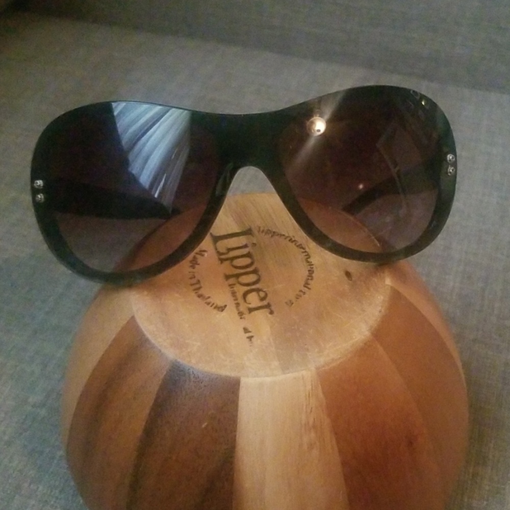 Daisy Fuentes sunglasses
